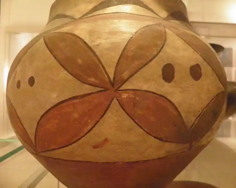 A four-point flower-like design on a vase